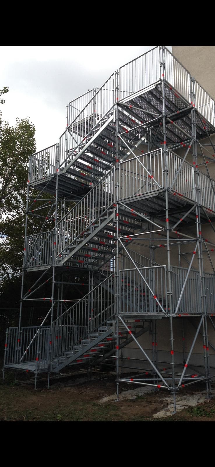 Temporäre Fluchttreppe an einer Schule in Darmstadt