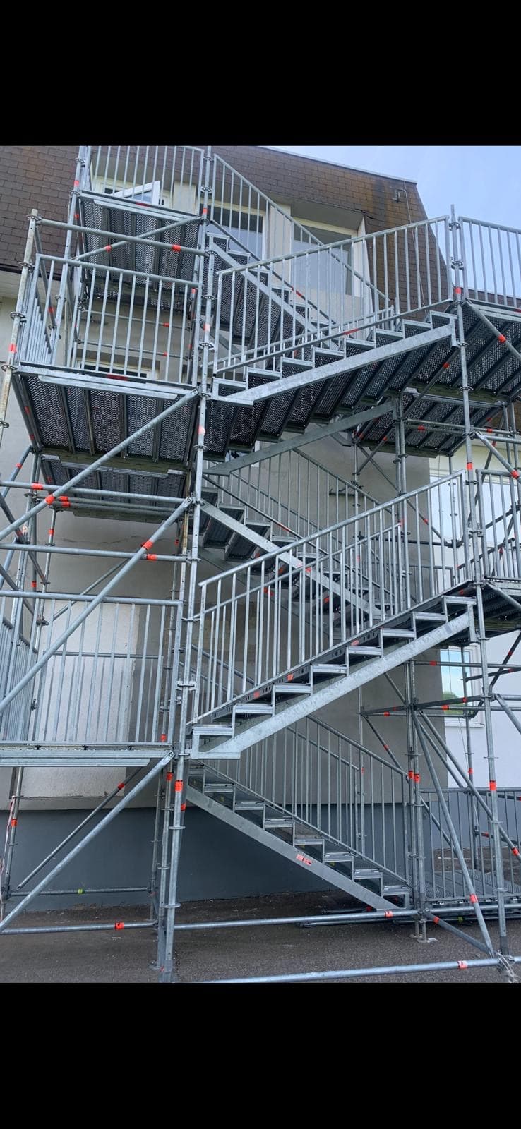 Gerüstbau an einem Hallenprojekt in Beerfelden mit Fluchttreppe